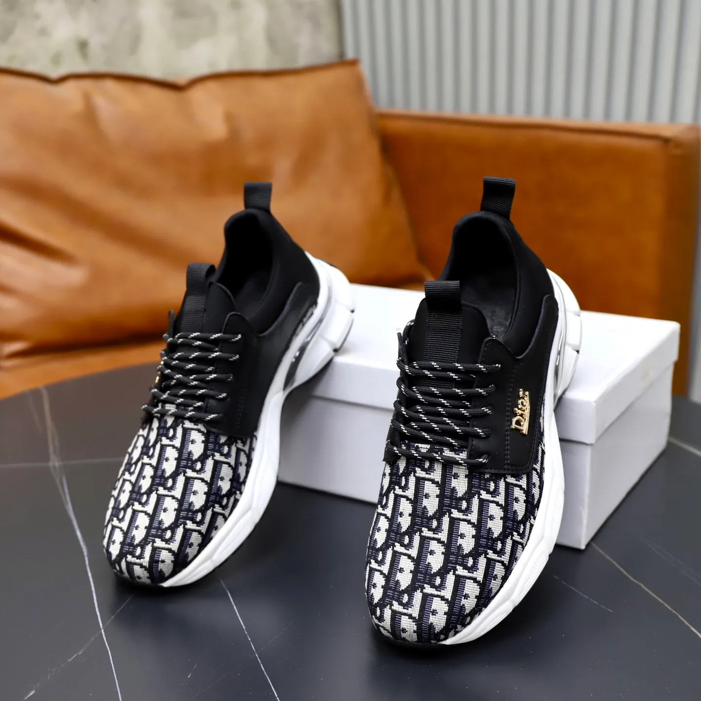 Ex-factory price: 420💰🙅‍♂️🙅‍♂️🙅‍♂️ Brand: Dior Standard code: 38-44 (45 customized) Grade: Same as the official website Material: Original cowhide stitching surface Comfortable and breathable lining Lightweight wear-resistant outsole Style category: Men's fashionable casual shoes Running sneakers Distinguished luxury brand elements Top luxury Color: Actual picture color